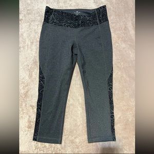 Athleta Chaturanga Cropped Leggings Gray/Black Floral Designs‎ Size Medium